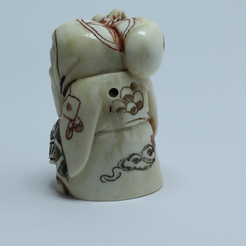 Нэцкэ Фукурокудзю с веером и мешком риса через плечо