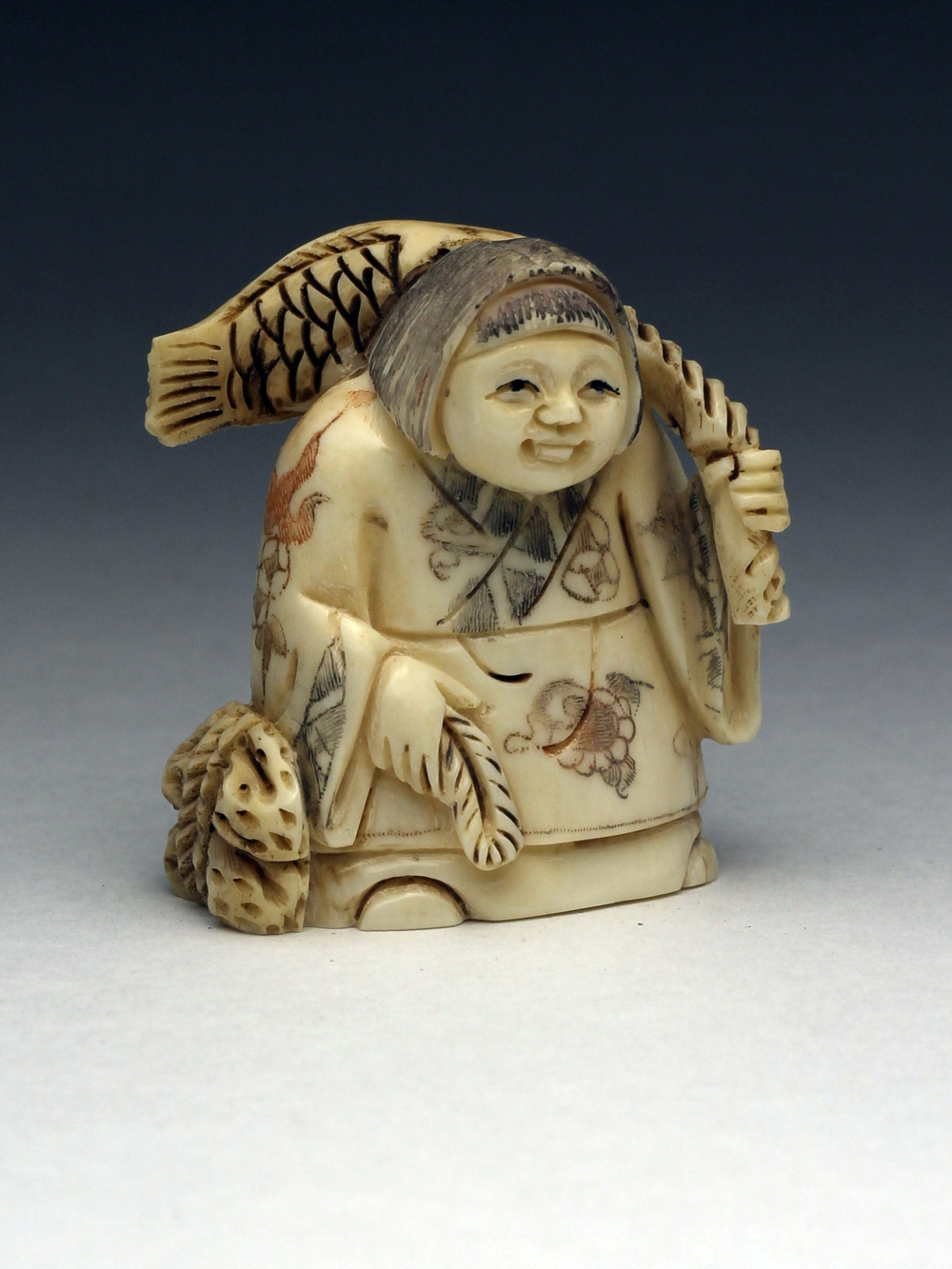 Нэцкэ Гейша с огромной рыбой