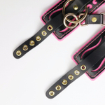 Черные кожаные наручники с розовой строчкой (Цвет: черный с розовым)