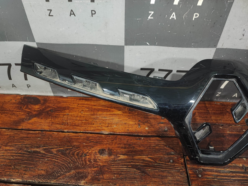 Накладка решетки радиатора Renault Kaptur 20-22 Б/У Оригинал 623825689R