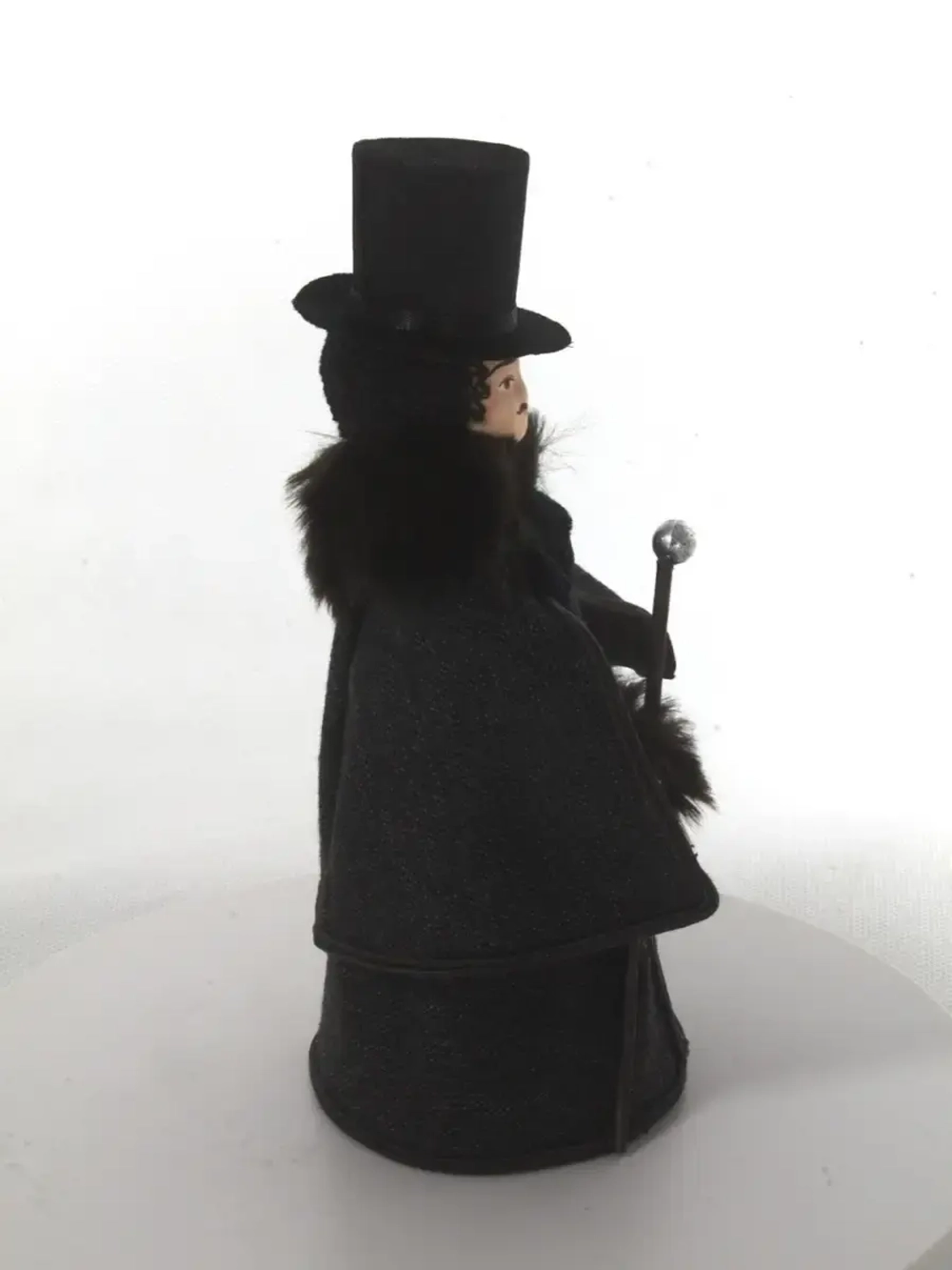 Кукла сувенирная фарфоровая Молодой господин в цилиндре