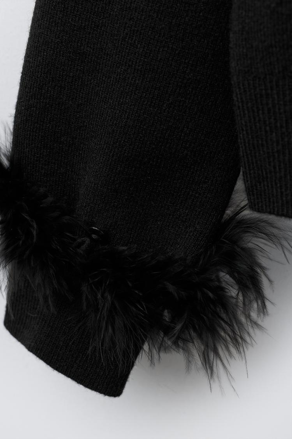 ZARA ТРИКОТАЖНЫЙ КАРДИГАН СО СЪЕМНЫМИ ПЕРЬЯМИ, ЧЕРНЫЙ