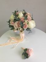 Свадебный букет из пионов, эвкалипта и одноголовых роз