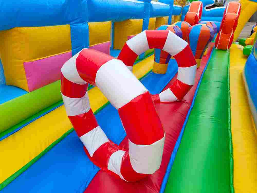 Надувной батут с горкой "Акула" 17х7х7 м без скалодрома 2