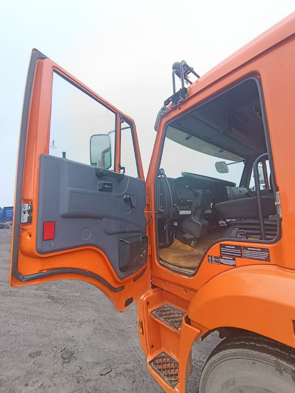 КамАЗ 65115 6x4 КДМ КО-823 (Дизельный, 6,7 л, 292 л.с., МТ)