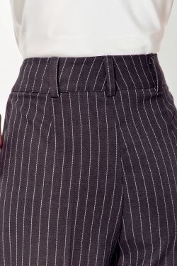 Брюки палаццо свободные с защипами темно-серого цвета в полоску