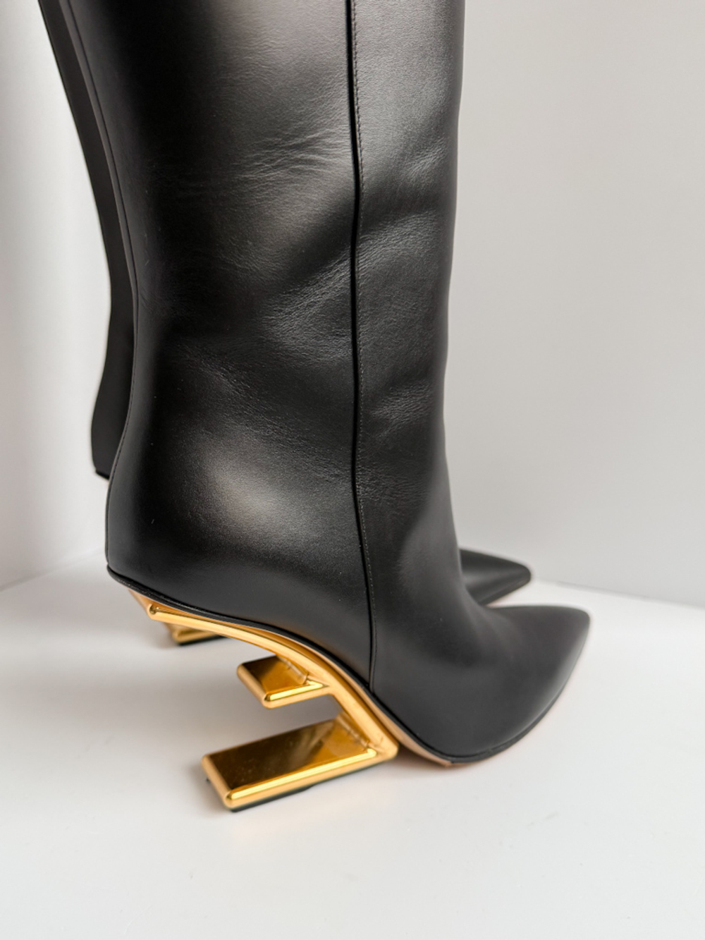 Кожаные сапоги Fendi, 37