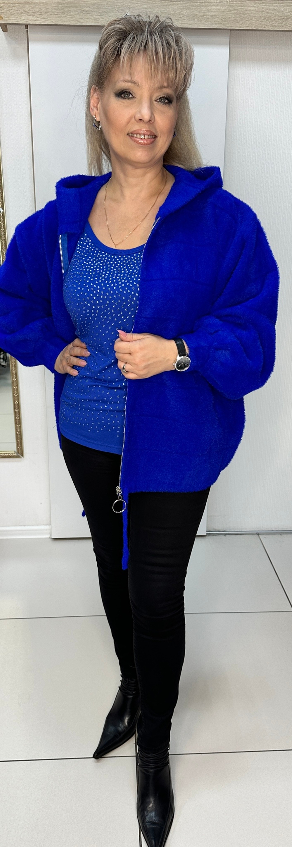 Теплый жакет-куртка из альпака с капюшоном в цвете электрик