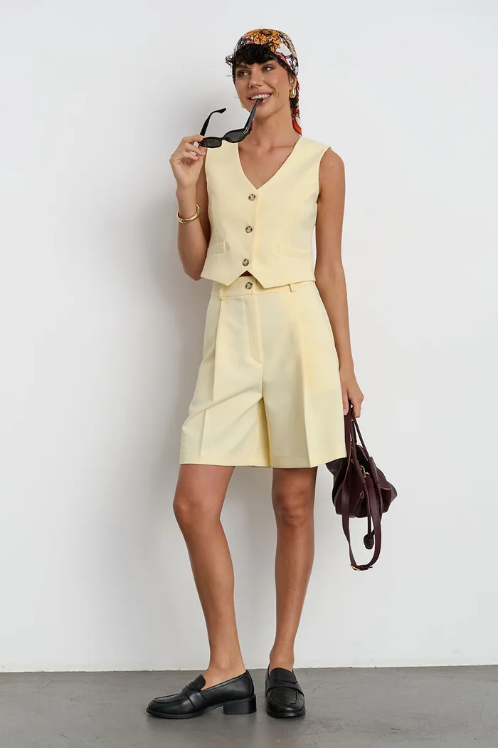 Жилет костюмный ванильного цвета