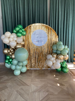 Фотозона на полукруглом каркасе с дождём