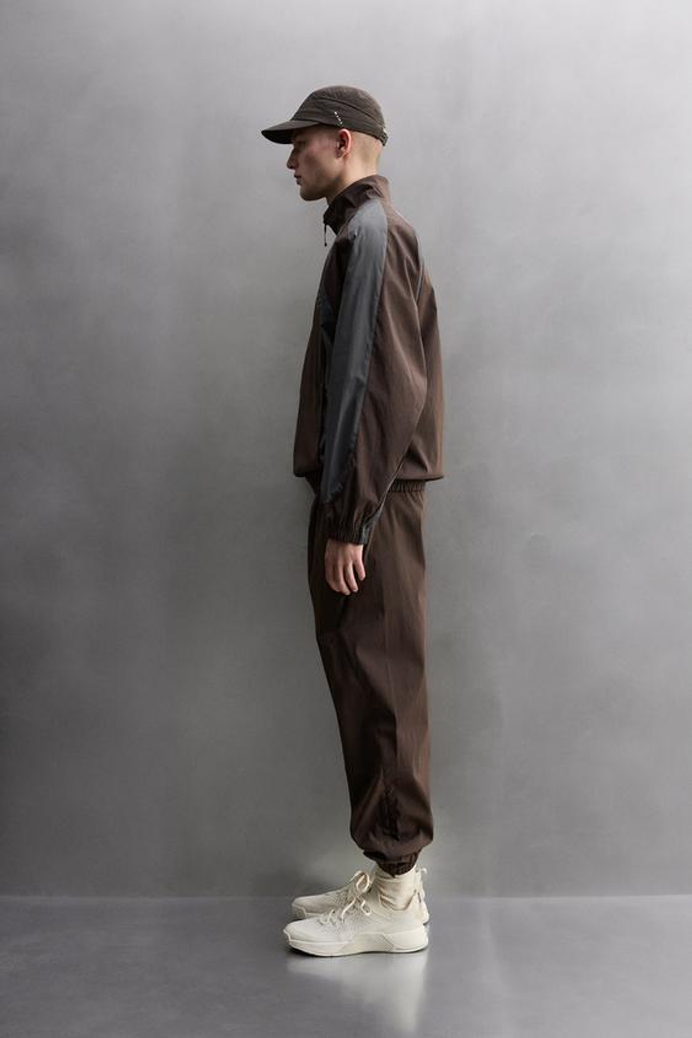 ZARA ФУТБОЛЬНЫЕ БРЮКИ ИЗ ВЫСОКОТЕХНОЛОГИЧНОЙ ТКАНИ В СТИЛЕ КОЛОР-БЛОК, БУРГУНДИ