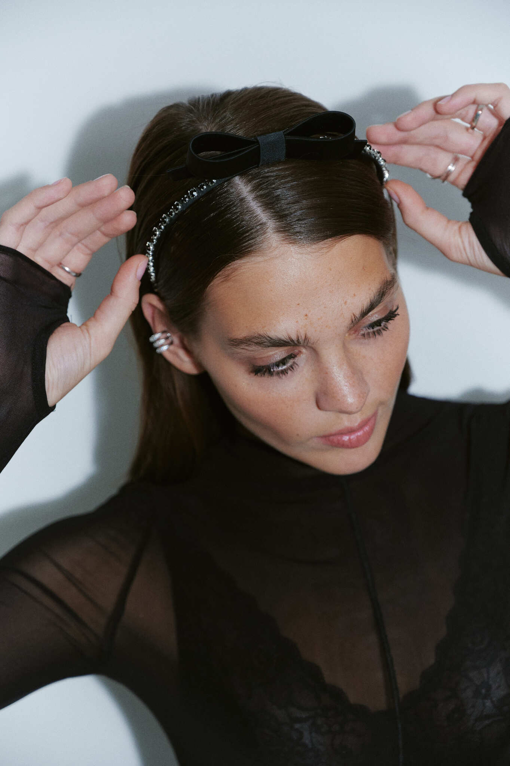 Тонкий ободок с бантом и черными камнями