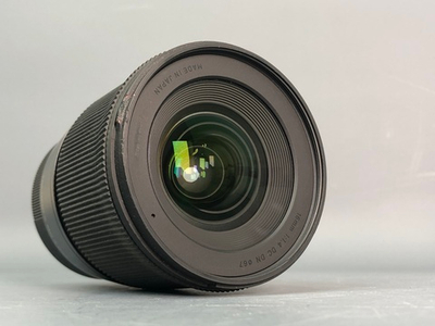 Объектив Sigma 16mm 1.4 Fujifilm X-Mount Небольшой скол пластика у передней линзы