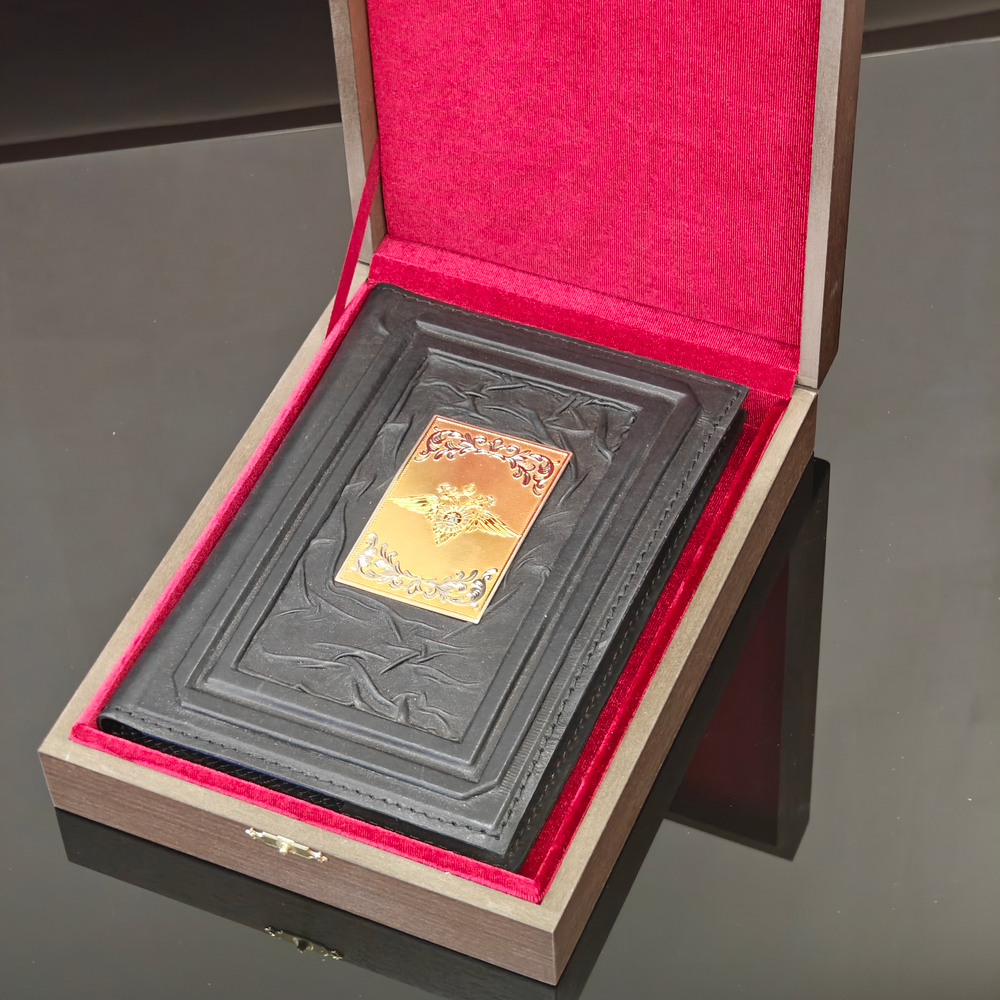 Ежедневник "Герб МВД" (златоустовская гравюра) из натуральной кожи со съемной обложкой в футляре