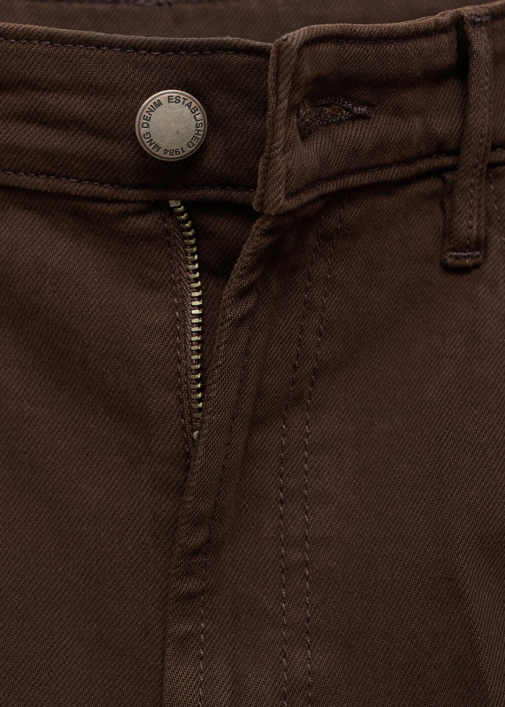 Джинсы с широкими штанинами и высокой посадкой