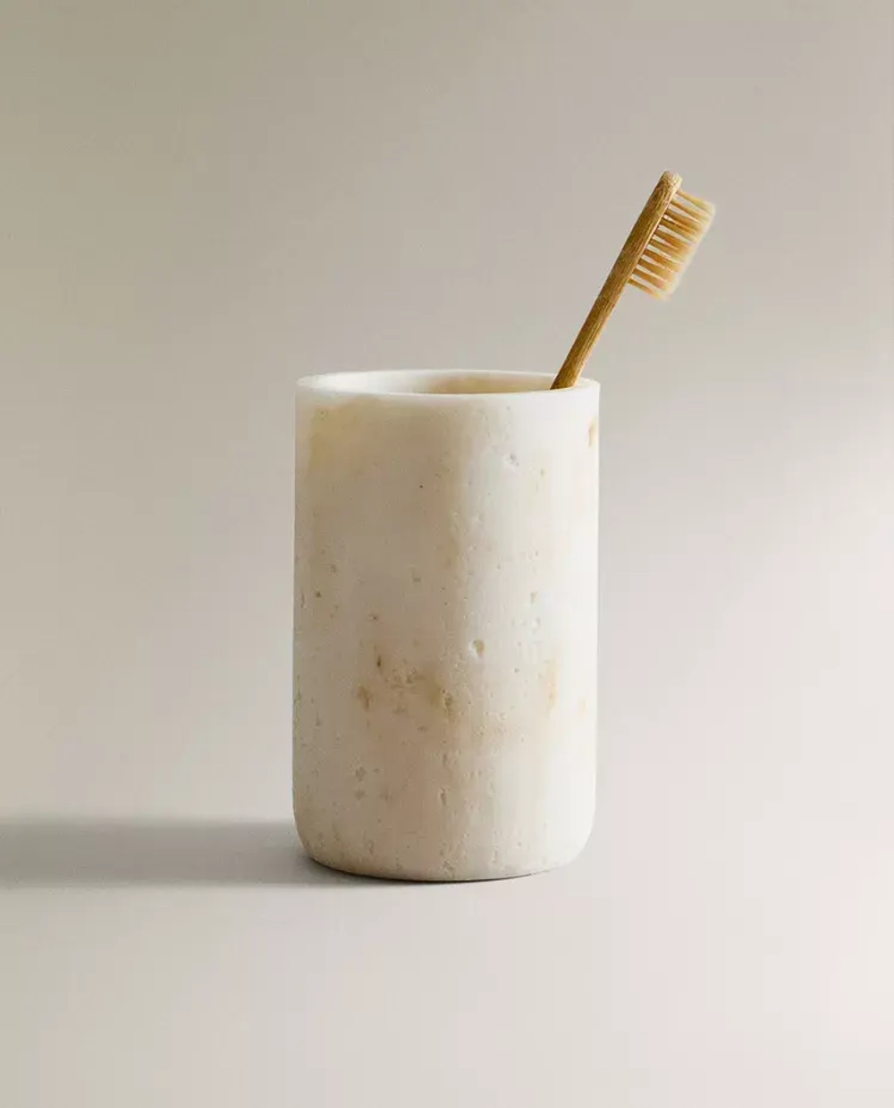 ZARA HOME СТАКАН ДЛЯ ЗУБНЫХ ЩЕТОК С МРАМОРНЫМ УЗОРОМ, ЭКРЮ
