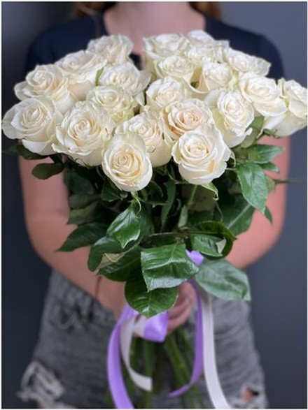 25 белых роз с атласной лентой-50см