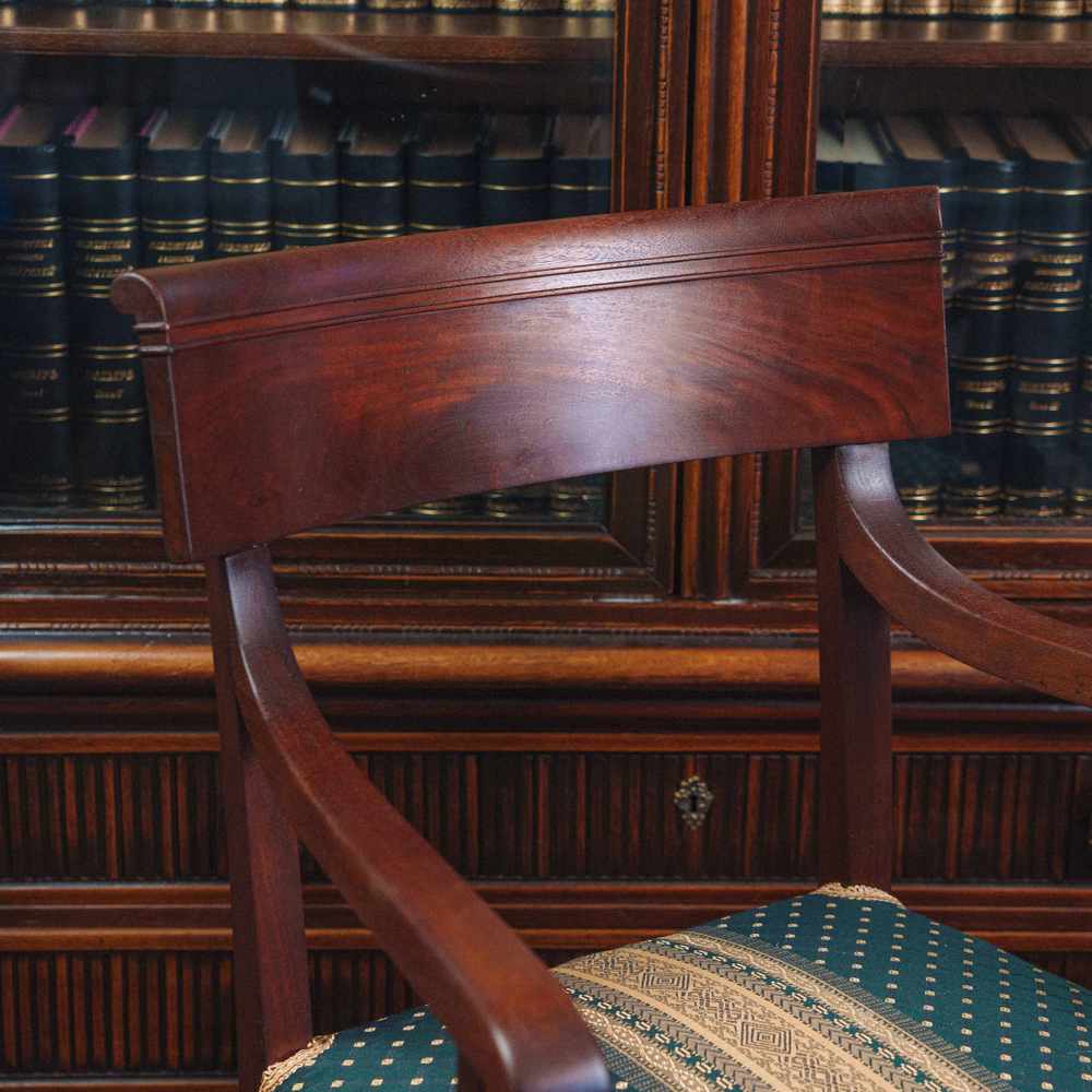 Антикварное кресло кабинетного типа