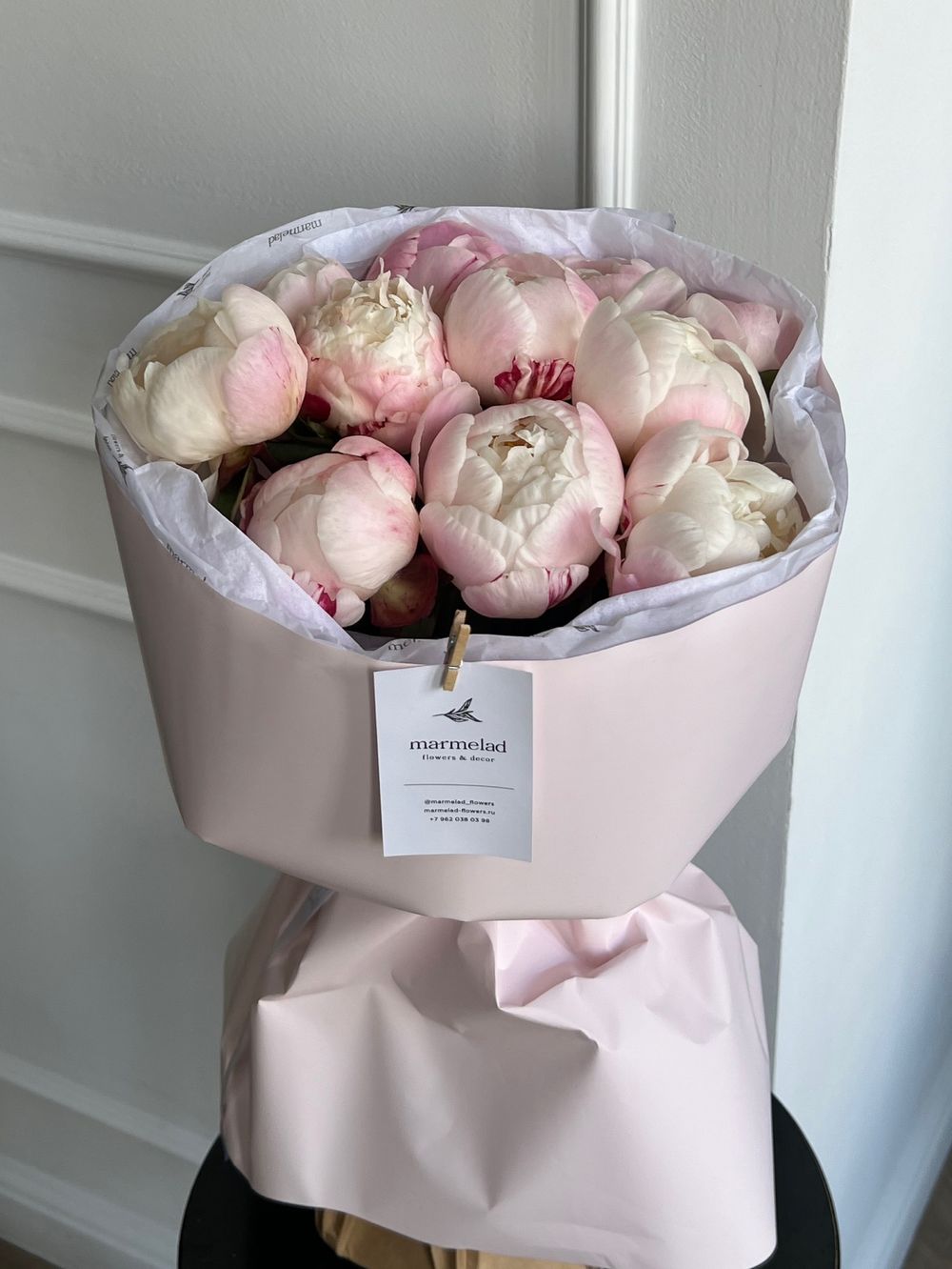Букет из пионов в розово-белом оттенке 11 шт
