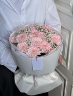 Авторский букет из персиковой хризантемы и белой гипсофилы