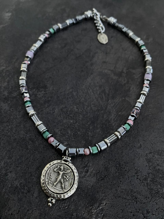 Mosaic Колье серебро, мятный, розовый оттенки c подвеской серебряная монета арт.2500