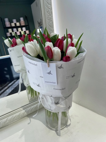 Букет из 25 классических белых и красных тюльпанов доступен к заказу с 3.03.2026