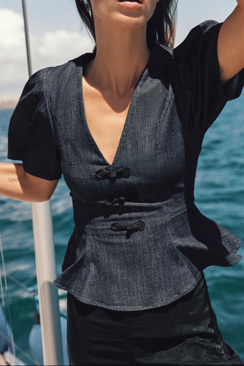 ZARA ТОП С БАСКОЙ И НАВЕСНЫМИ ПЕТЛЯМИ, СИНИЙ