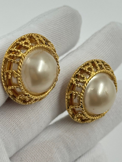 «Жемчужные» клипсы Chanel