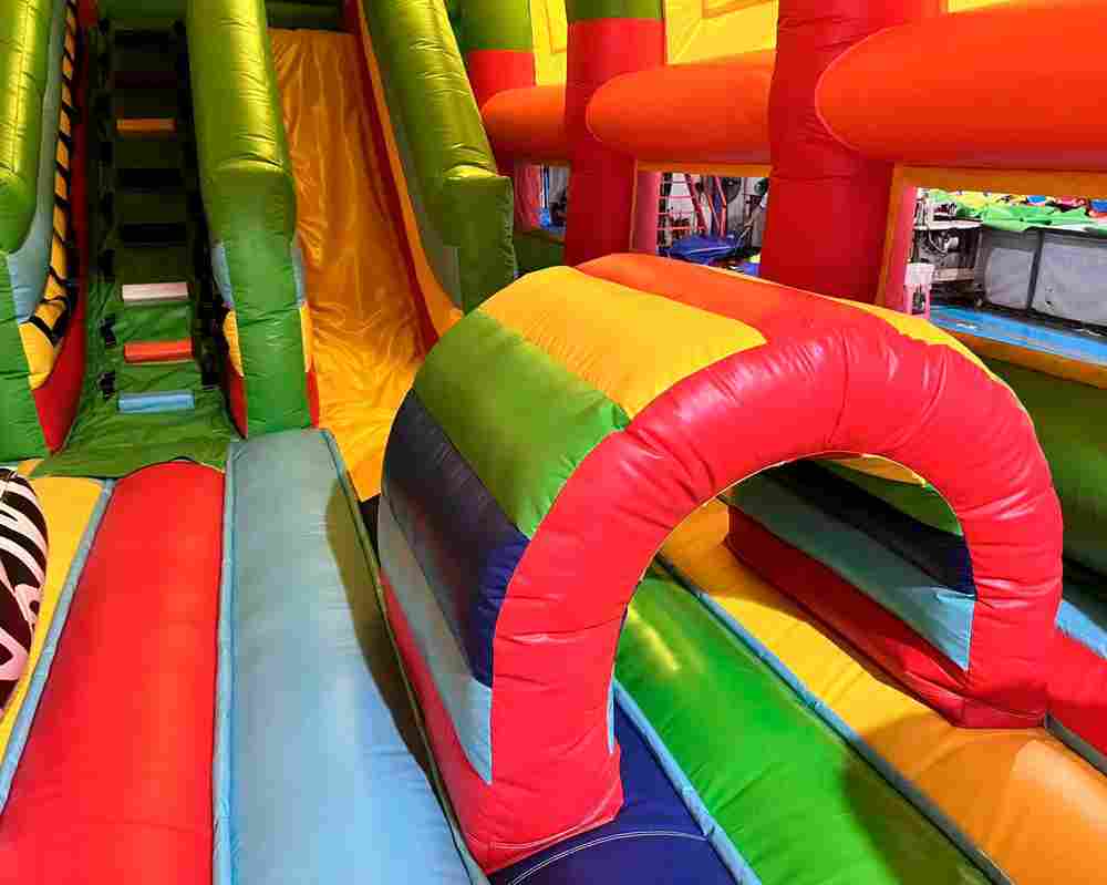 Коммерческий надувной батут «Страна Сафария» с крышей, 10x5x5 м.