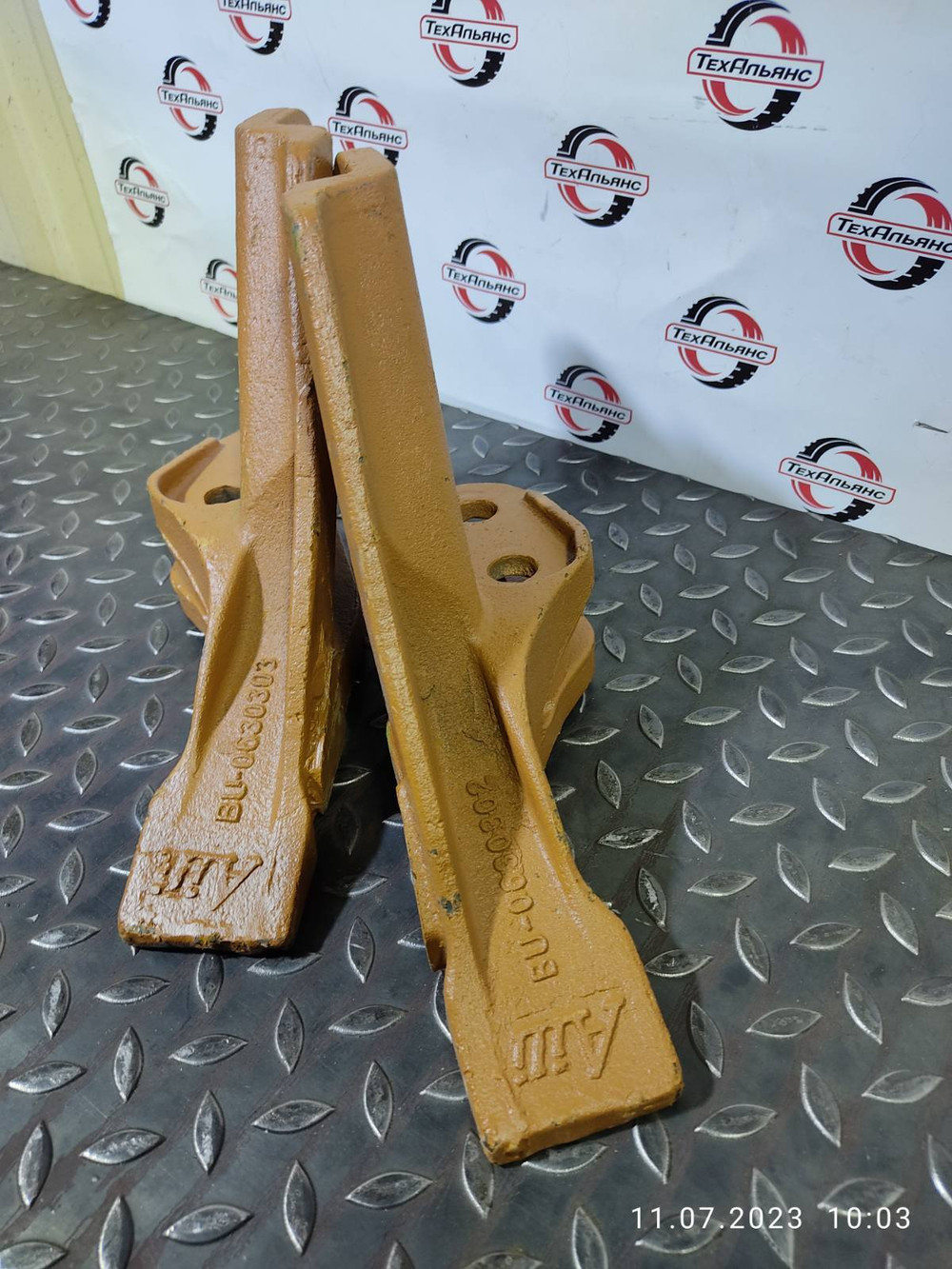 Зуб болтовой BU-O630303 боковой левый CASE 580