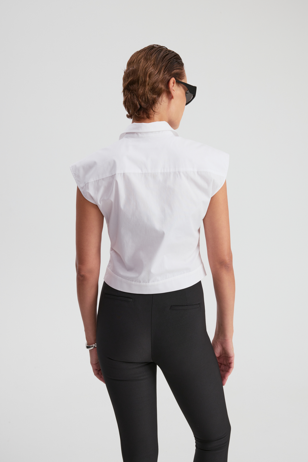 Рубашка белая без рукавов