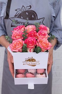 Шкатулка с розами и клубникой в шоколаде "Клубничная нежность"