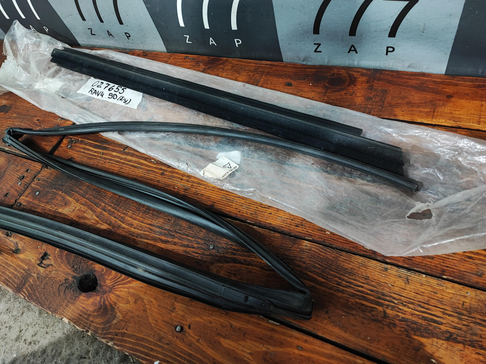 Уплотнитель стекла двери Toyota RAV4 V (XA50) 18-нв Б/У Оригинал 6814242061