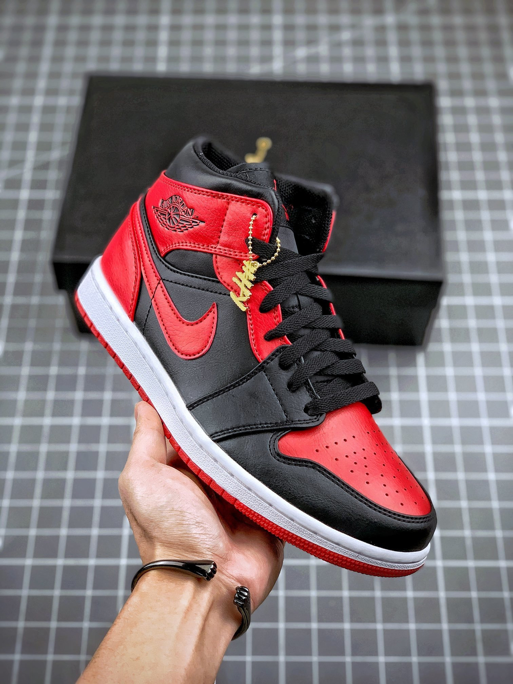 AIR JORDAN 1 MID BRED BLACK/BLACK/RED