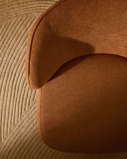 Кресло Ulit из терракотового шенилла с ножками из бука в натуральной отделке Испания La Forma
