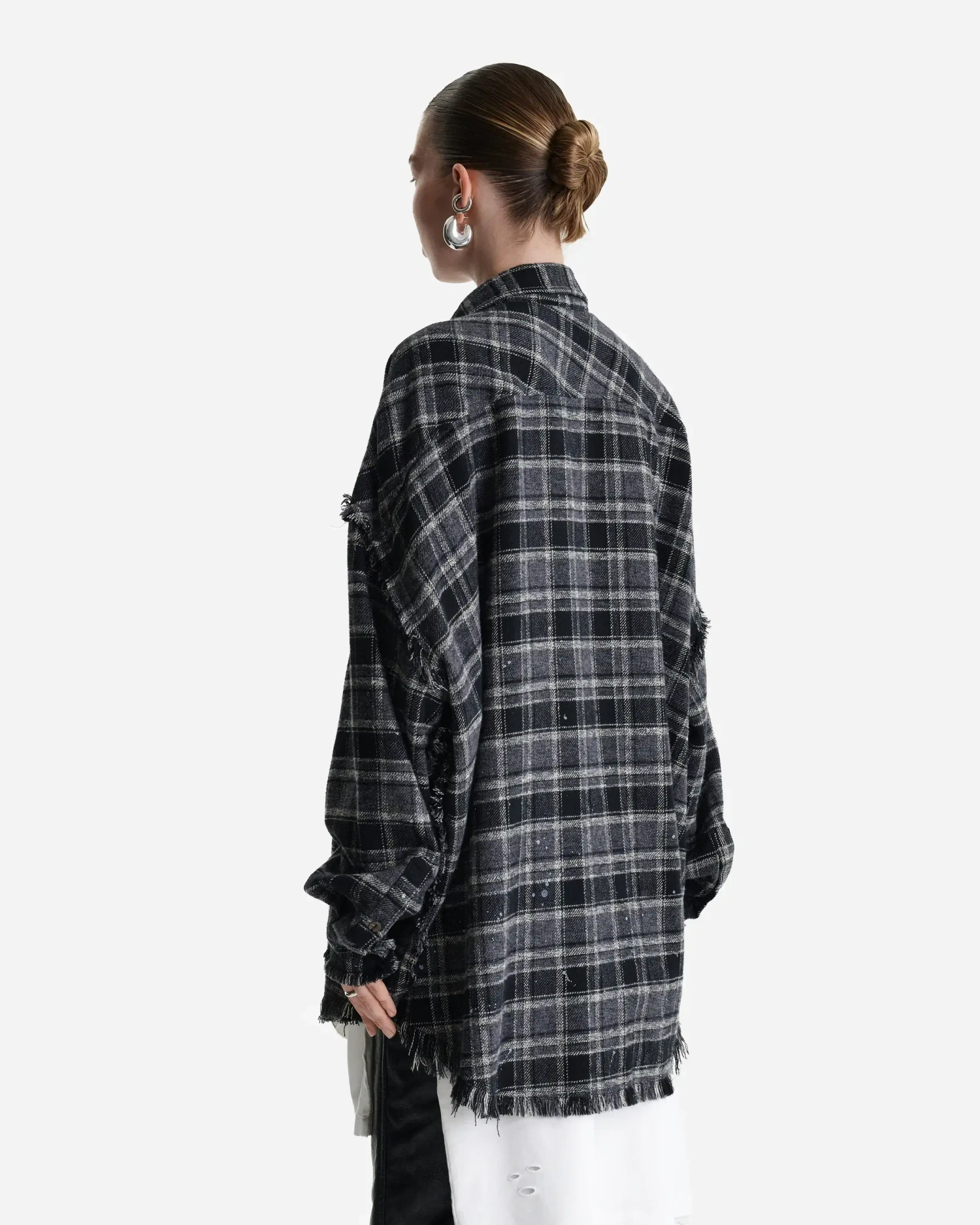 Рубашка в клетку с необработанным краем серо-черная
