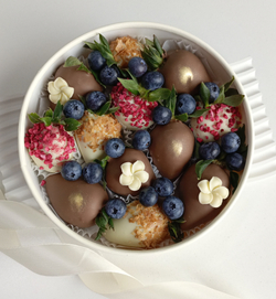 Клубника в шоколаде с ягодами голубики