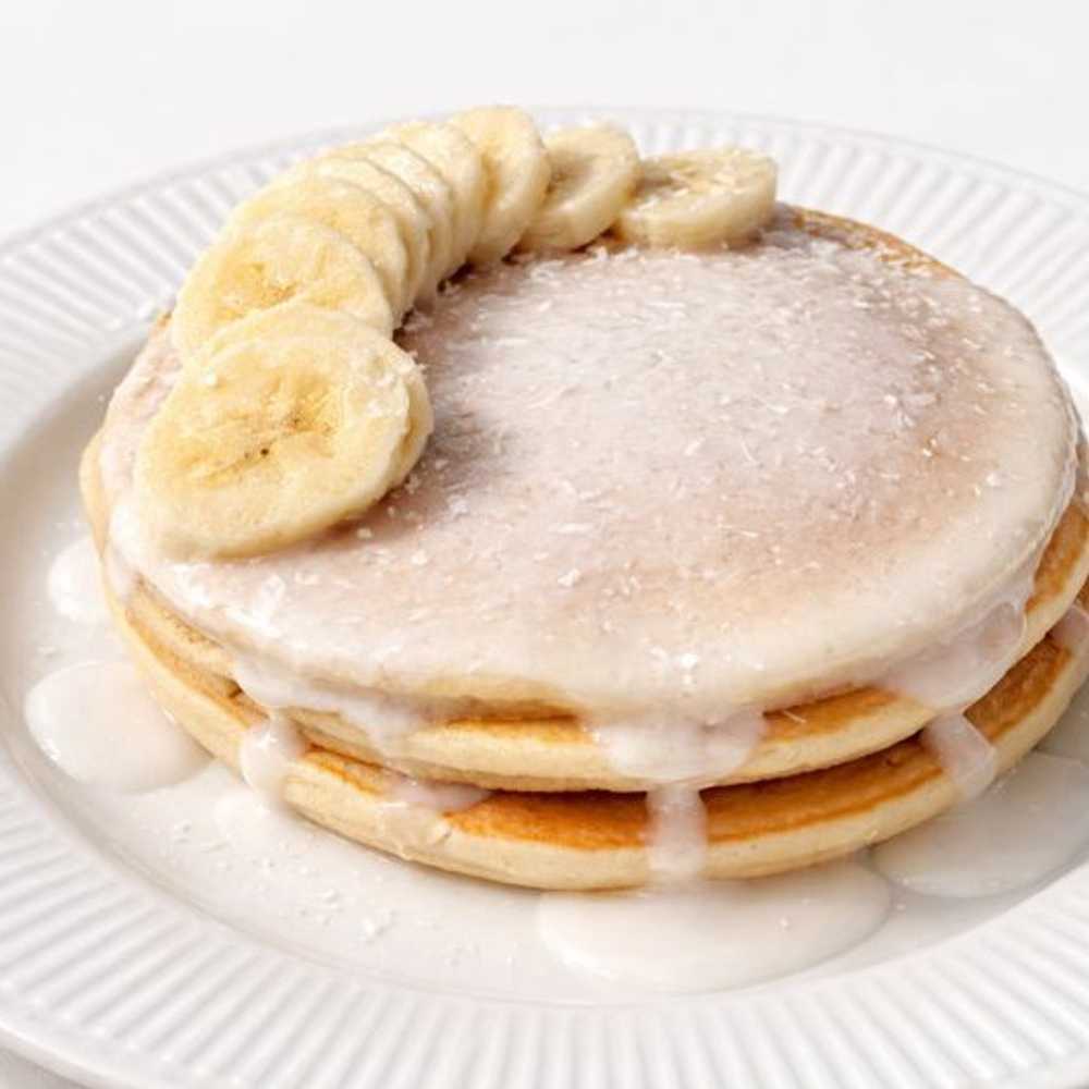 Панкейки с кокосовым топпингом и бананом