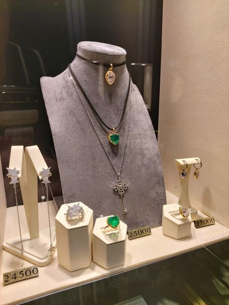 Что отличает настоящее ювелирное украшение от модной бижутерии