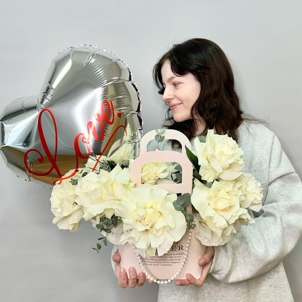 «Жемчужная леди» композиция из белых французских роз с фольгированным шаром в виде сердца
