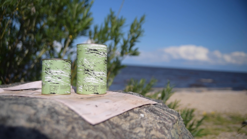 Тубус картонный с жестяной крышкой, фирменный. Для малой кружки например