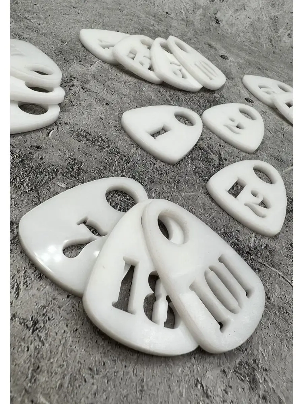 Номерки для гардероба прорезные пластик