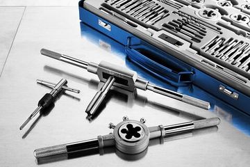 ЗУБР 65 предметов, сталь Р6М5, набор метчиков и плашек, Профессионал (28110-H65)