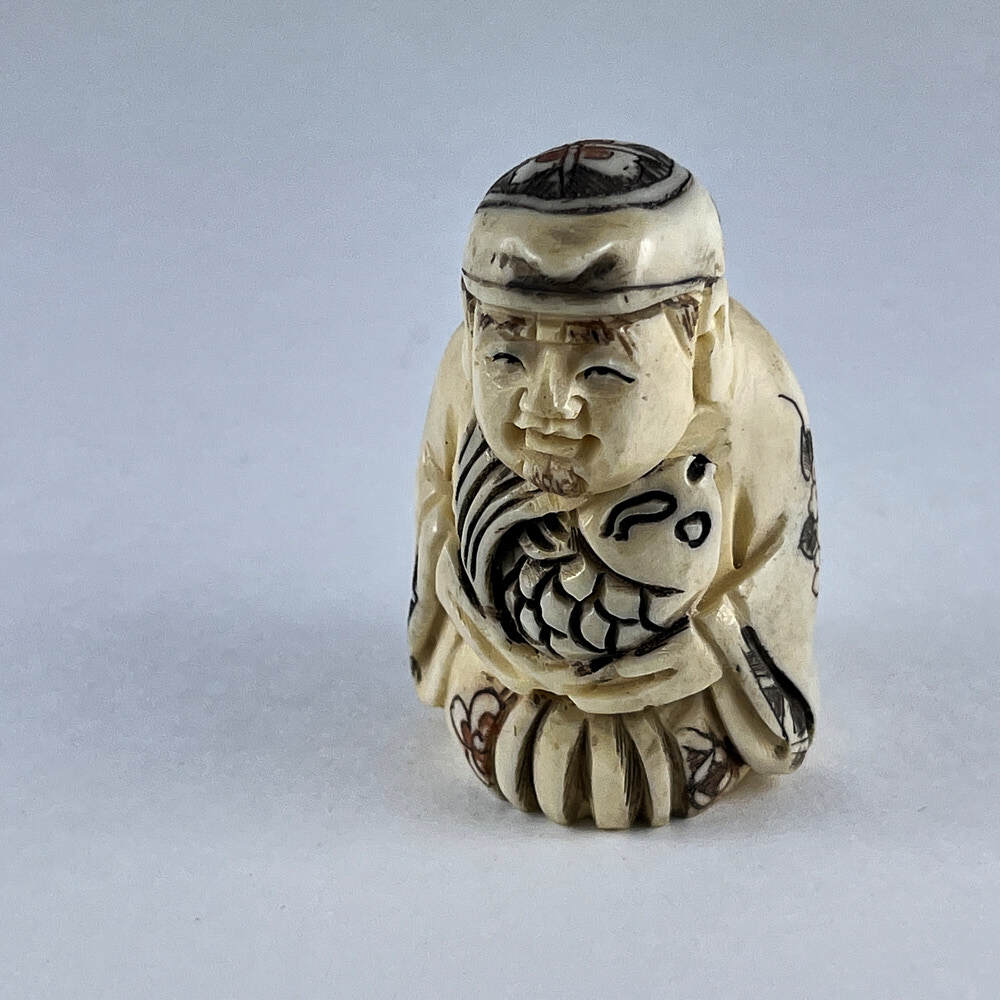 Статуэтка нэцкэ Эбису с карпом