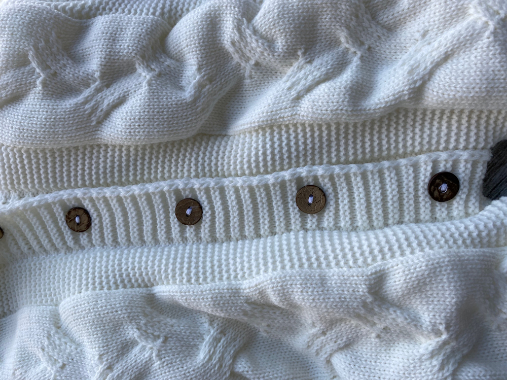 Вязаный комплект на выписку 5 предметов  (Одеяло утеплен., бант, пинетки, комбинезон, шапка) (Цвет: Синий)