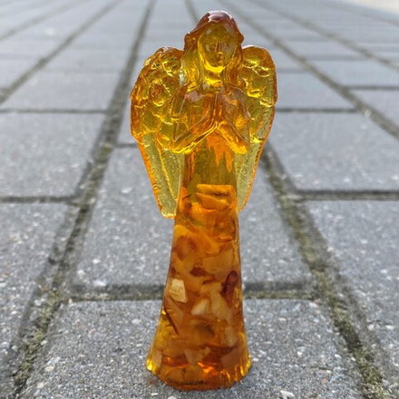 Высокий ангел молится