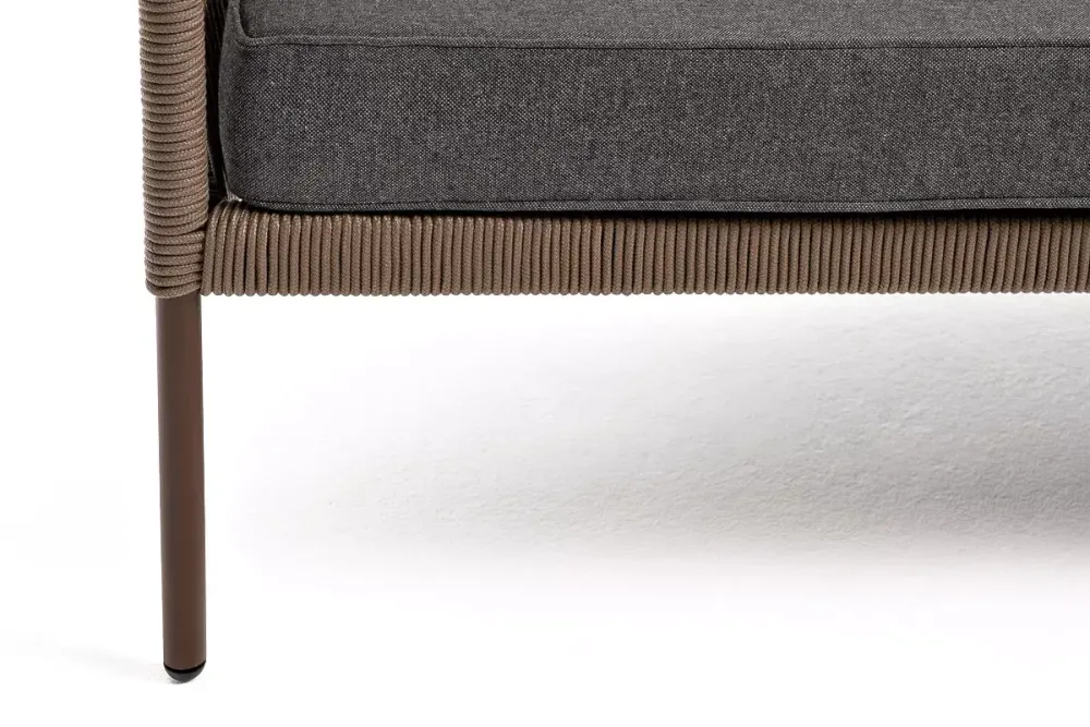 "Канны" диван 2-местный плетеный из роупа, каркас алюминий коричневый (RAL8016) муар, роуп коричневый круглый, ткань темно-серая 027