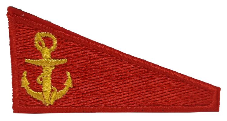 Уголок на берет вышит. Флаг красный с якорем