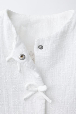 ZARA КУРТКА СО ШВЕЙЦАРСКОЙ ВЫШИВКОЙ, ЦВЕТ ВЫБЕЛЕННОГО ЛЬНА