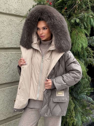 Укороченный стеганый пуховик в цвете капучино с капюшоном и мехом песца